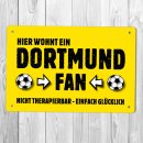 homeyourself Holzschild Fu&szlig;ball Schild in 12 x 18 cm - Hier wohnt ein Dortmund Fan