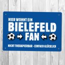 homeyourself Holzschild Fu&szlig;ball Schild in 12 x 18 cm - Hier wohnt ein Bielefeld Fan